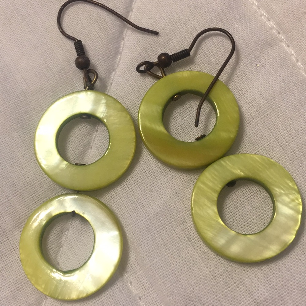 Green shell earrings - Picture 3 of 3